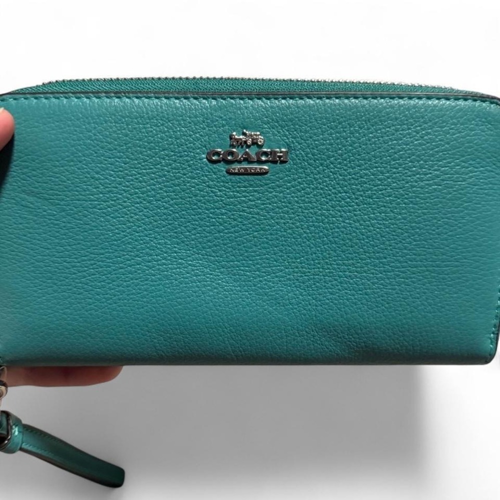 BRAND NEW This is a Coach Pebbled Leather Long Zip Around Wallet in Bright GrEen - Picture 1 of 5